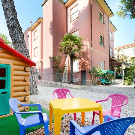 Hotel Flora Capri Cesenatico Exterior foto